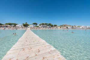 Steiger over helder water bij het strand van Alcúdia op Mallorca