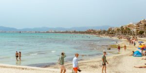 Langgerekt zandstrand met hotels langs de baai op Mallorca