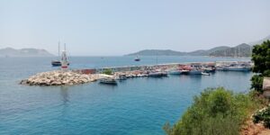 Vissershaven met bootjes en een golfbreker aan de kust van Mallorca