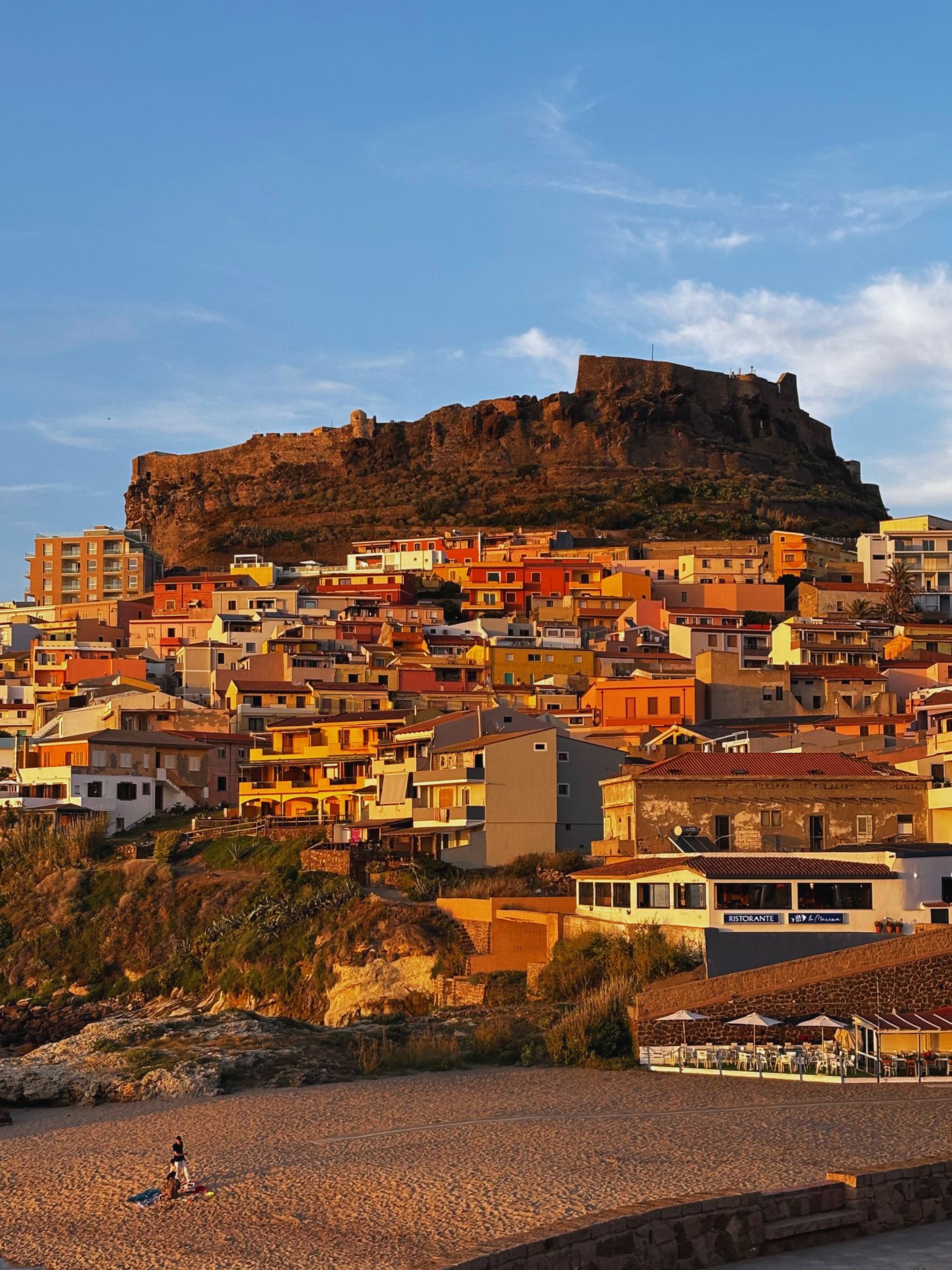 Castelsardo in avondlicht met het kasteel boven op de rots