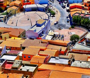 Kleurrijke daken en het ronde plein in het centrum van Castelsardo van bovenaf