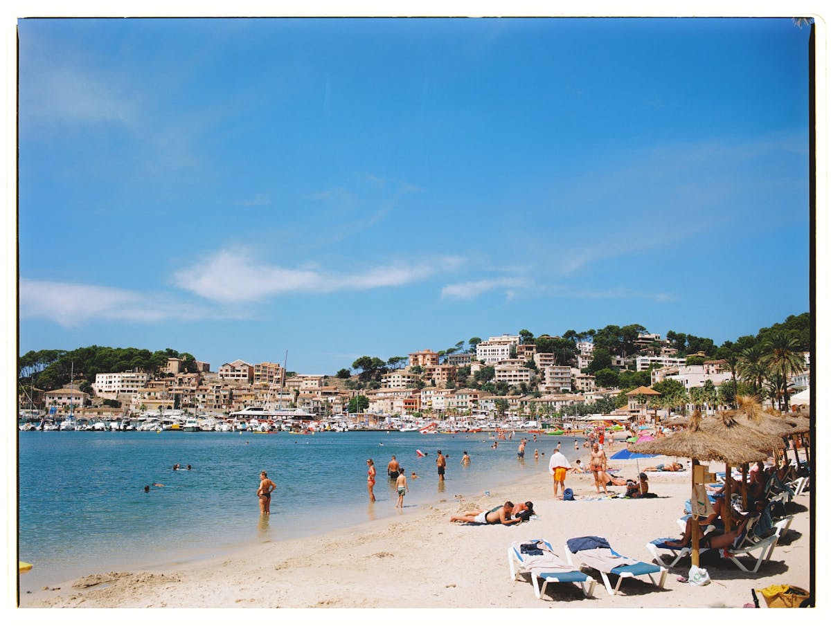 Zonnige zomerdag aan de kustpromenade van een Mallorcaanse badplaats