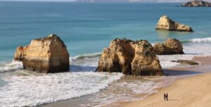 De gouden rotsformaties van Praia da Rocha die uit zee oprijzen