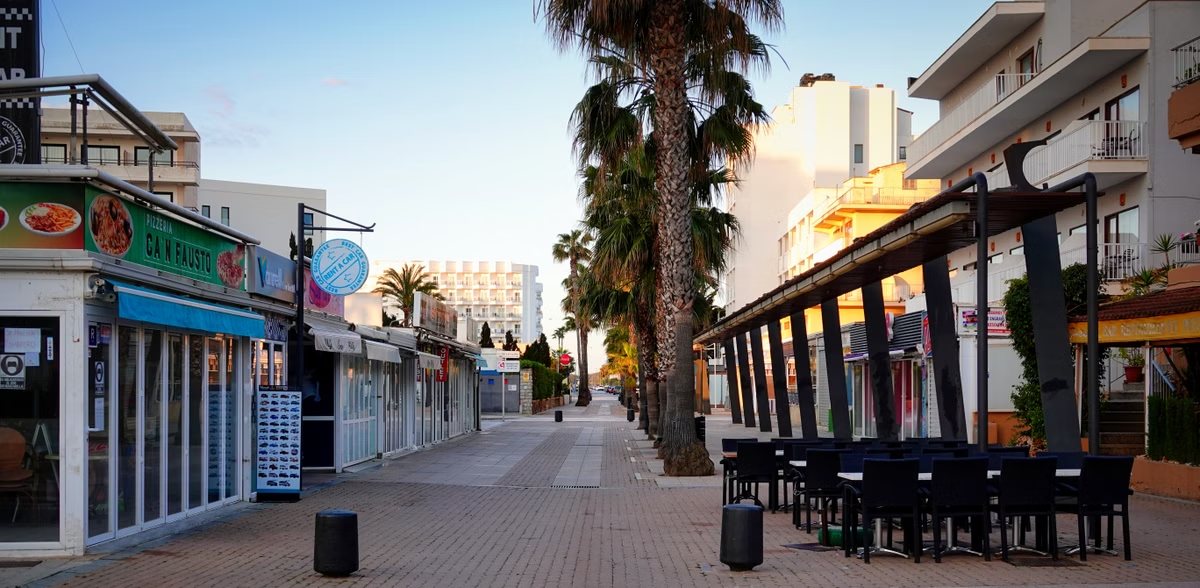 Winkelstraat met terrassen en winkeltjes in een Spaanse badplaats